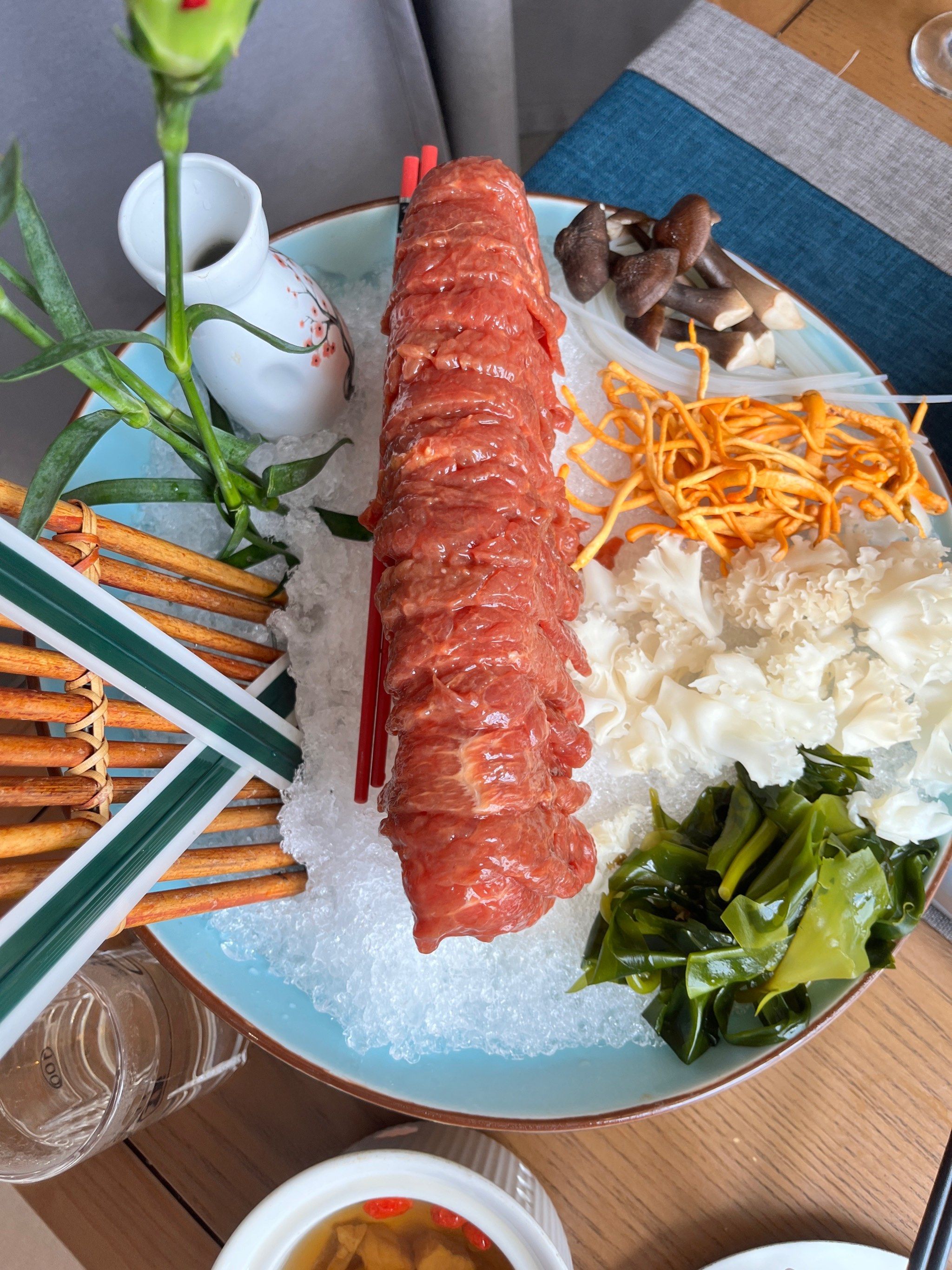 菠萝虾,烤乳鸽都很好吃,用餐环境也很好