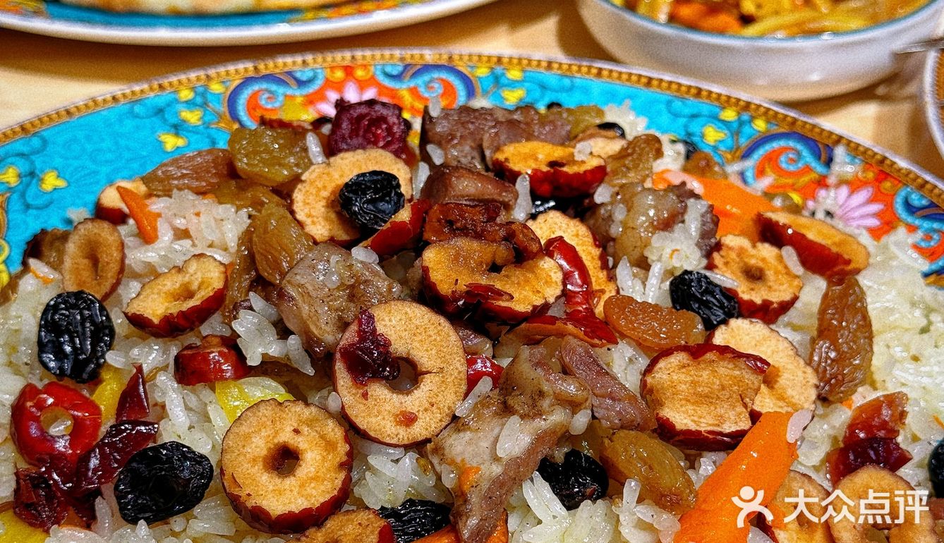 手抓饭配羊肉串，满口飘香的满足[调皮]