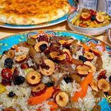 手抓饭配羊肉串，满口飘香的满足[调皮]