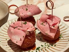 ⽜肝菌⻢苏炸饭团&nbsp;•&nbsp;莫塔德拉火腿-Highline·城市露台景观餐厅(淮海路店)