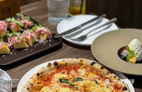 Traditional Neapolitan Margherita Pizza