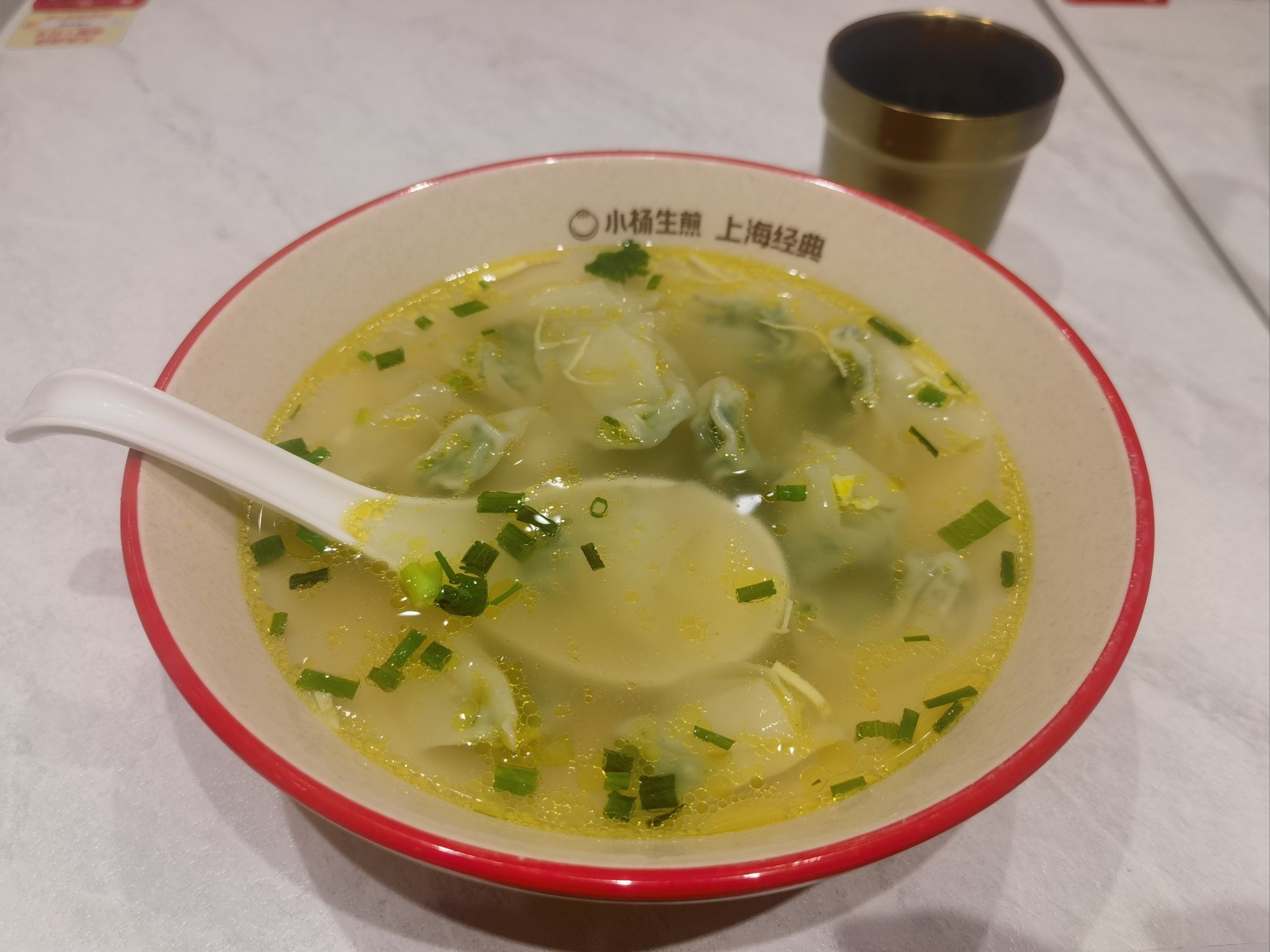 荠菜小馄饨挺好吃的,10元一碗,不会很油