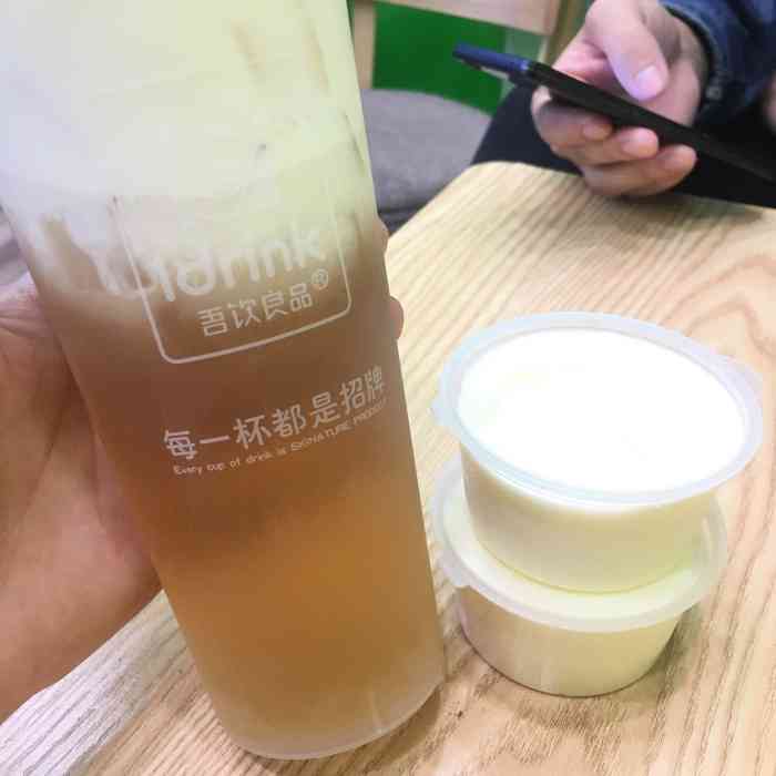 打分 茉莉玛奇朵 比四季春的茶味浓一些 另加一份奶盖4块钱两小盒 少