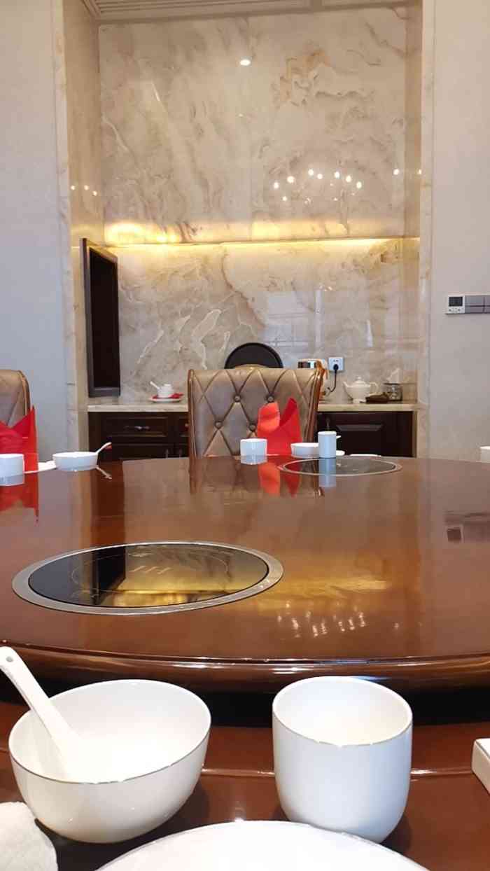 金鼎食府-"第一次来,印象还不错,店面位置就在主路边.