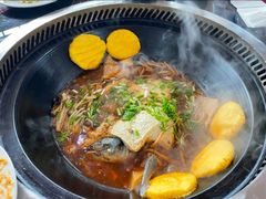 -东北烧烤铁锅炖水库鱼