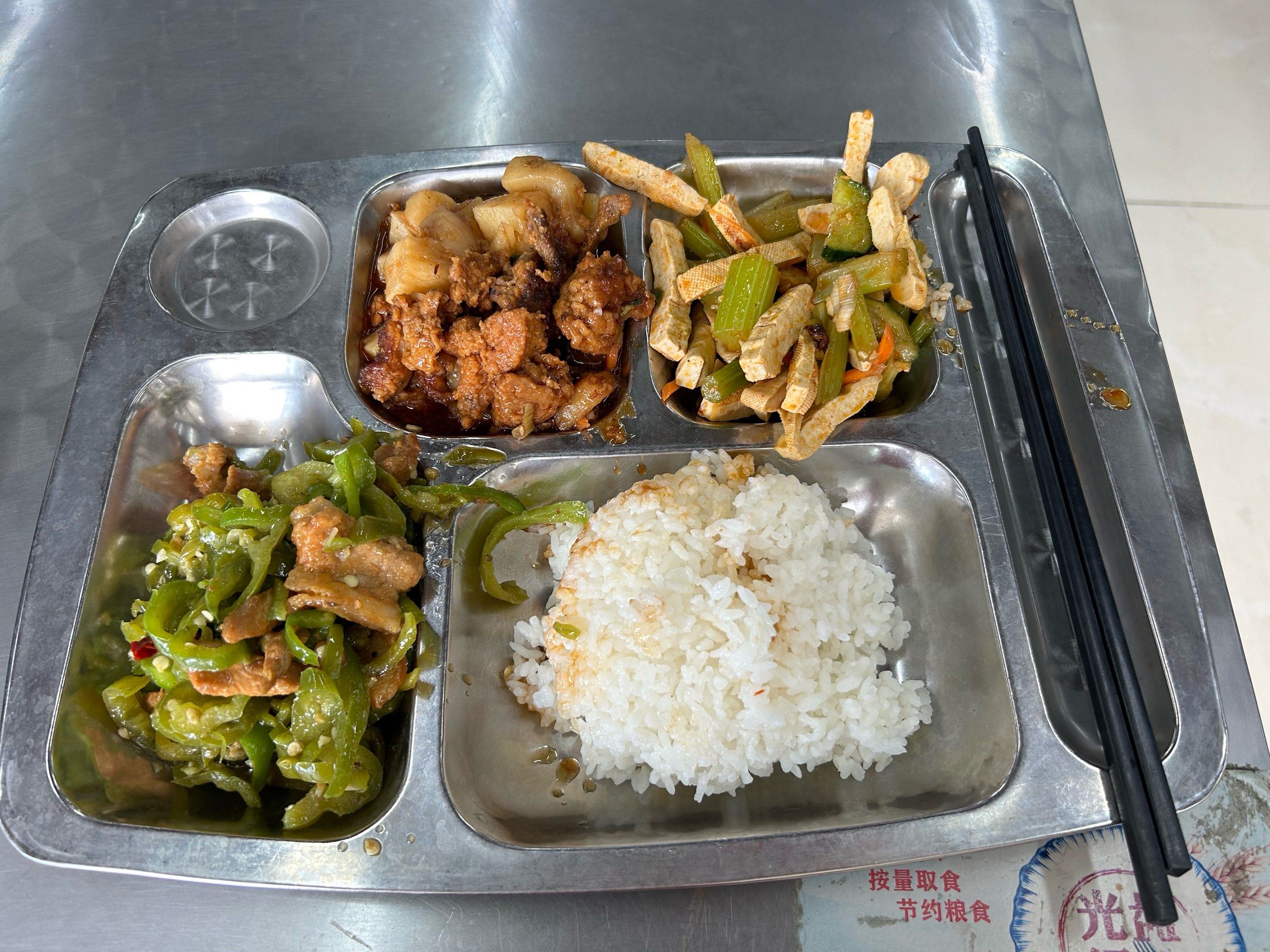 
校园四个食堂,选择很多,我觉得比研究生校区