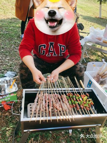 上周末天气很好，我们提前准备了食材准备去烧烤～研究了