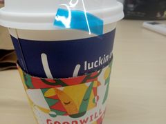 圣诞姜饼人拿铁-luckincoffee瑞幸咖啡(香港名店街店)