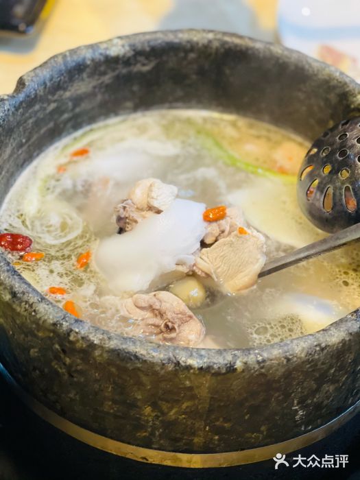 墨脱石锅椰子鸡•糟粕醋•东山羊(大东海店)墨脱石锅椰子鸡图片