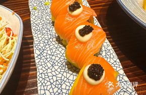 Salmon Mango Sushi