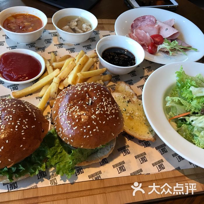 丽都皇冠假日酒店 craft 趣餐厅汉堡双人套餐图片-北京西式简餐-大众