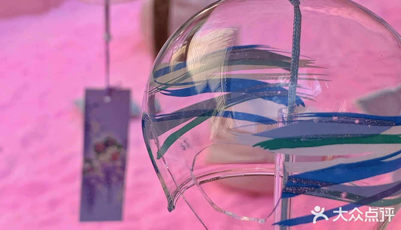 大唐不夜城边上的粉色沙滩梦幻泡泡球