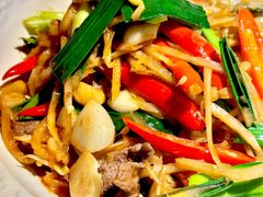 酸笋炒牛肉-伴山牛贵州黄牛肉火锅·苗疆非遗艺术餐厅(上海首店)