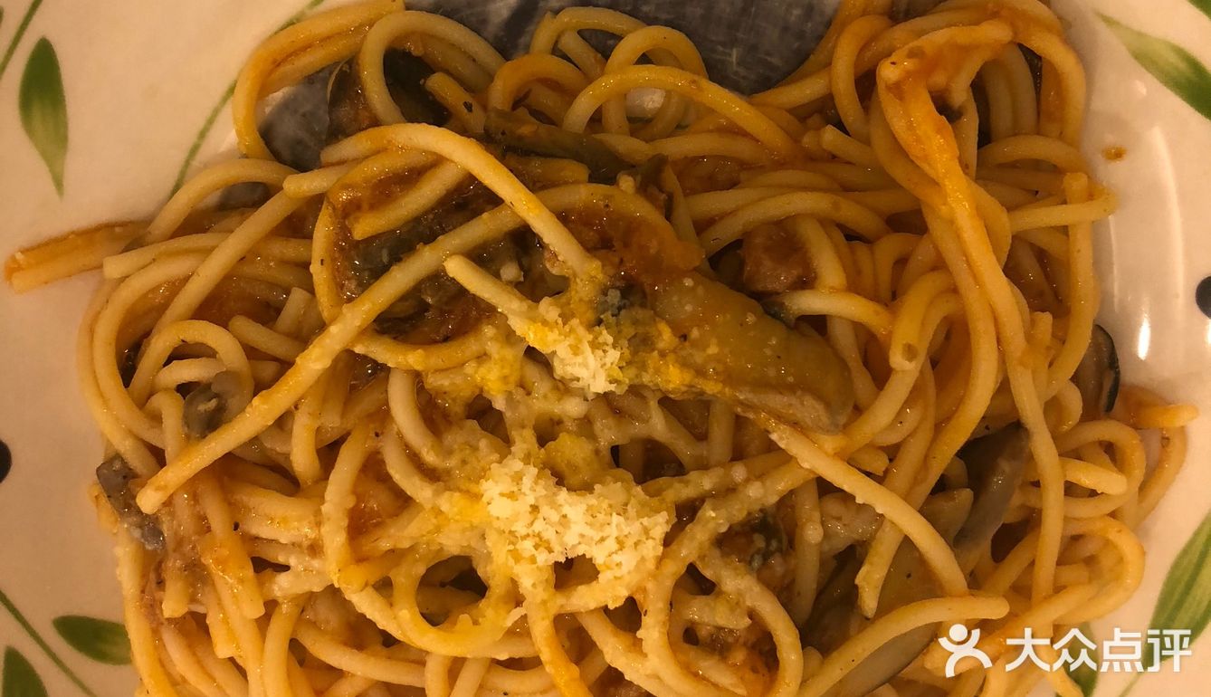 黑椒烤肠,每人一份意面,无限畅饮,一共花了100多点儿