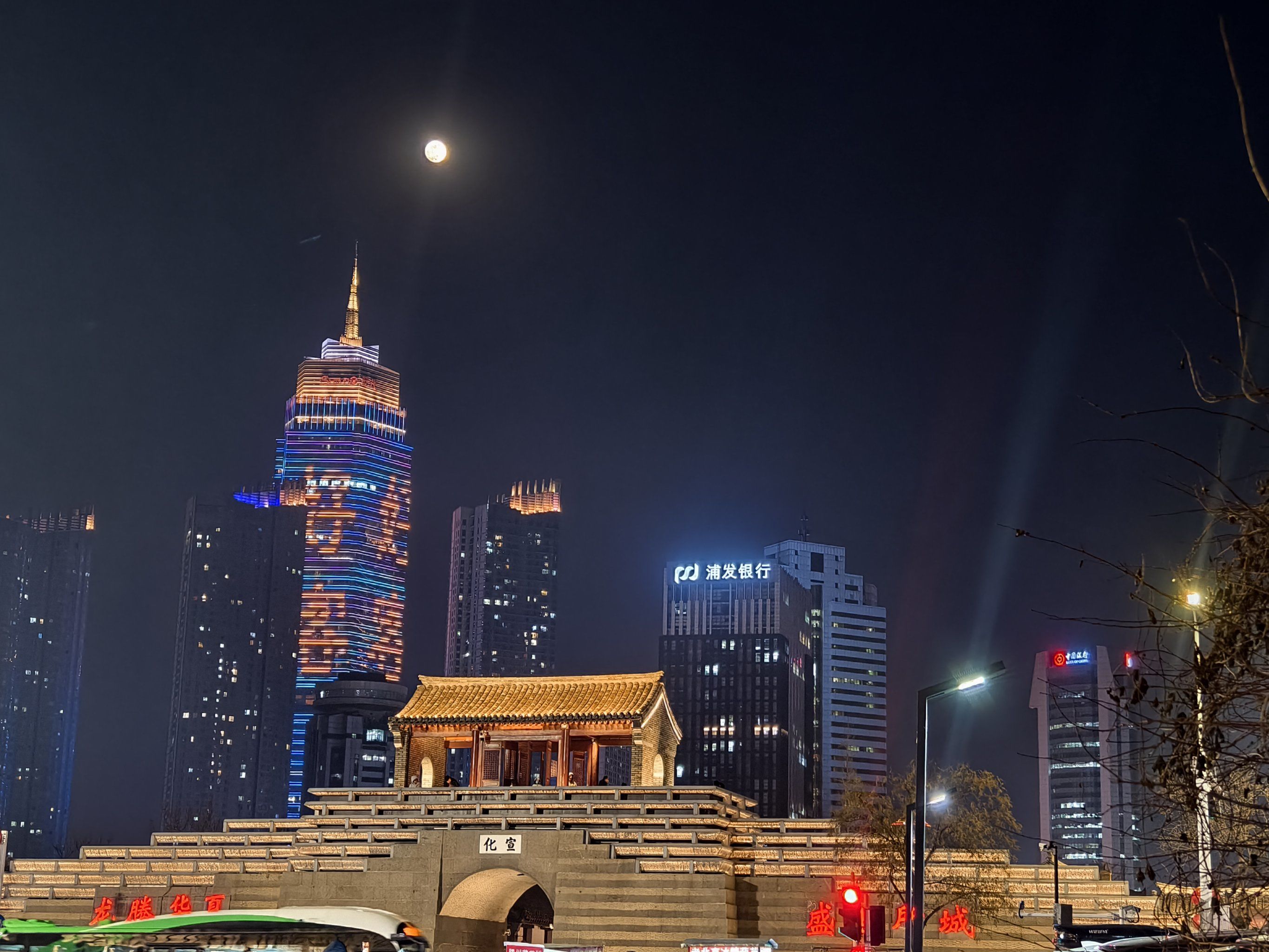 夜晚灯火通明