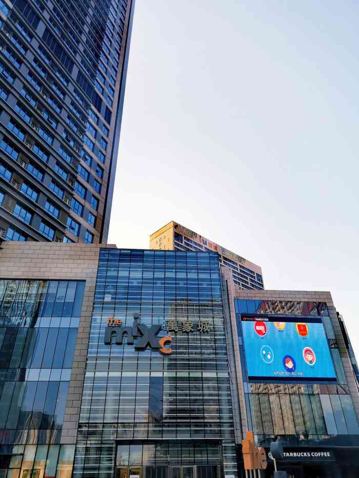 万象城顺便进去逛逛商场环境不错入驻的大牌不少算三桥附近比较高端的