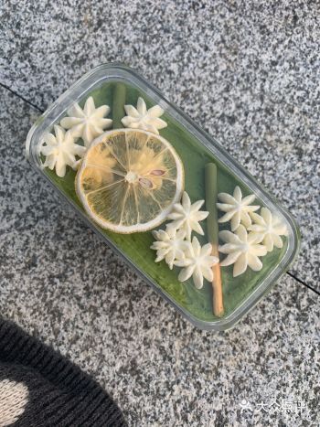 抹茶盒子～老板娘也是走心了～在里面还铺了一层山楂酱