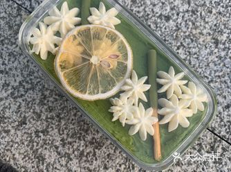 抹茶盒子～老板娘也是走心了～在里面还铺了一层山楂酱