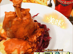 烤猪肘配土豆泥-Husi Bierhaus