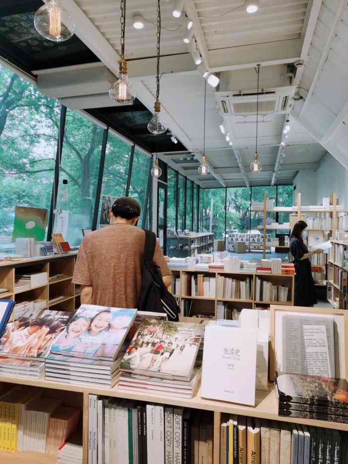 香蕉鱼书店-"七拐八拐的不好找破旧的道路周边接地气.