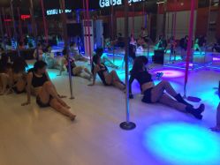 上海轩依钢管舞学校(长寿路总校)-轩依钢管舞