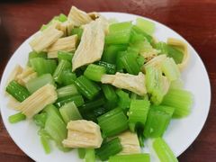 芹菜腐竹-宝瑞门钉肉饼店