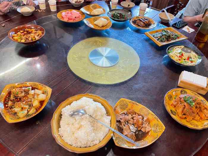 九大碗饭庄-"成雅高速刚下来就是这家店进门有大的院子.