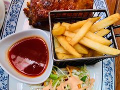 猪排-卷心菜和避孕套餐厅(Pattaya)