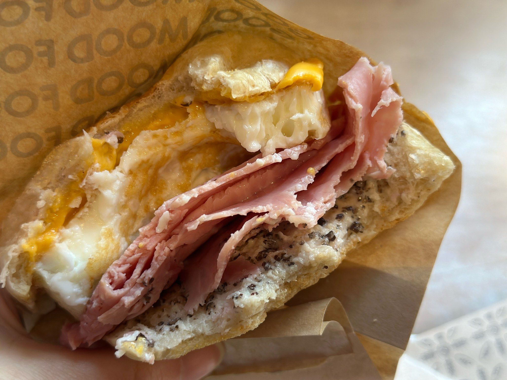 法式松露白火腿麦芬30元,加一杯美式10