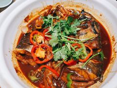 凤爪焗鱼头-周家二小姐的菜(西津渡店)