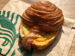 鸡蛋培根可颂堡-星巴克臻选(南京艾尚天地店)
