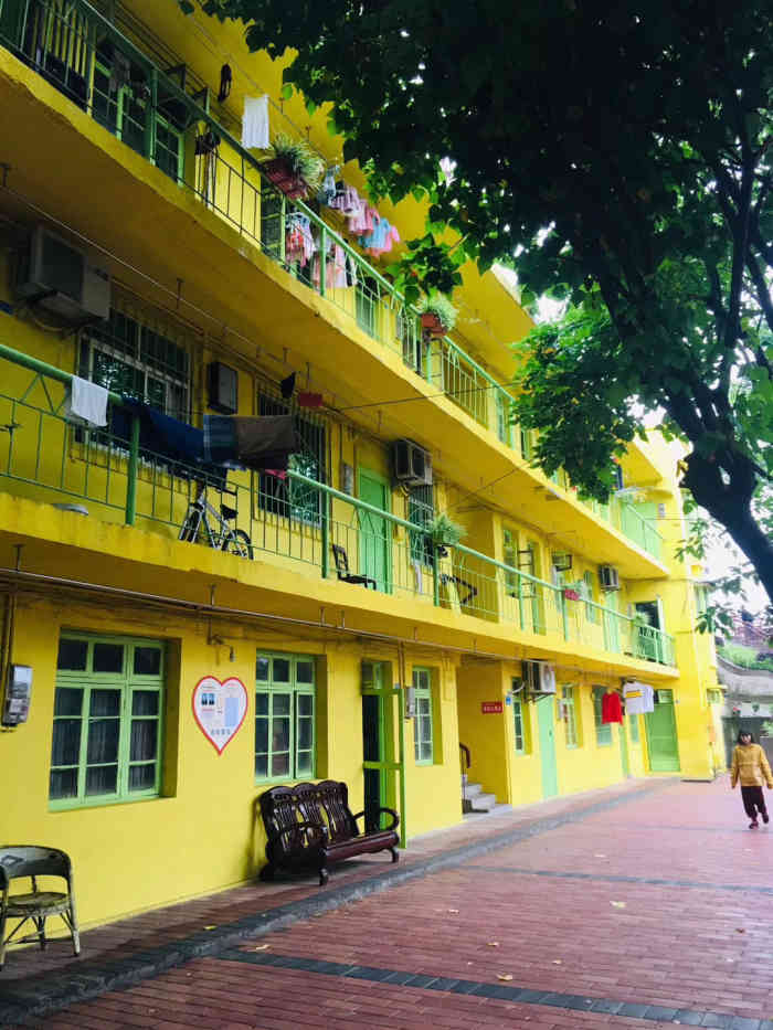 石井坡艺术公园-"公园位置比较便利,石井坡地铁站就可以看到.