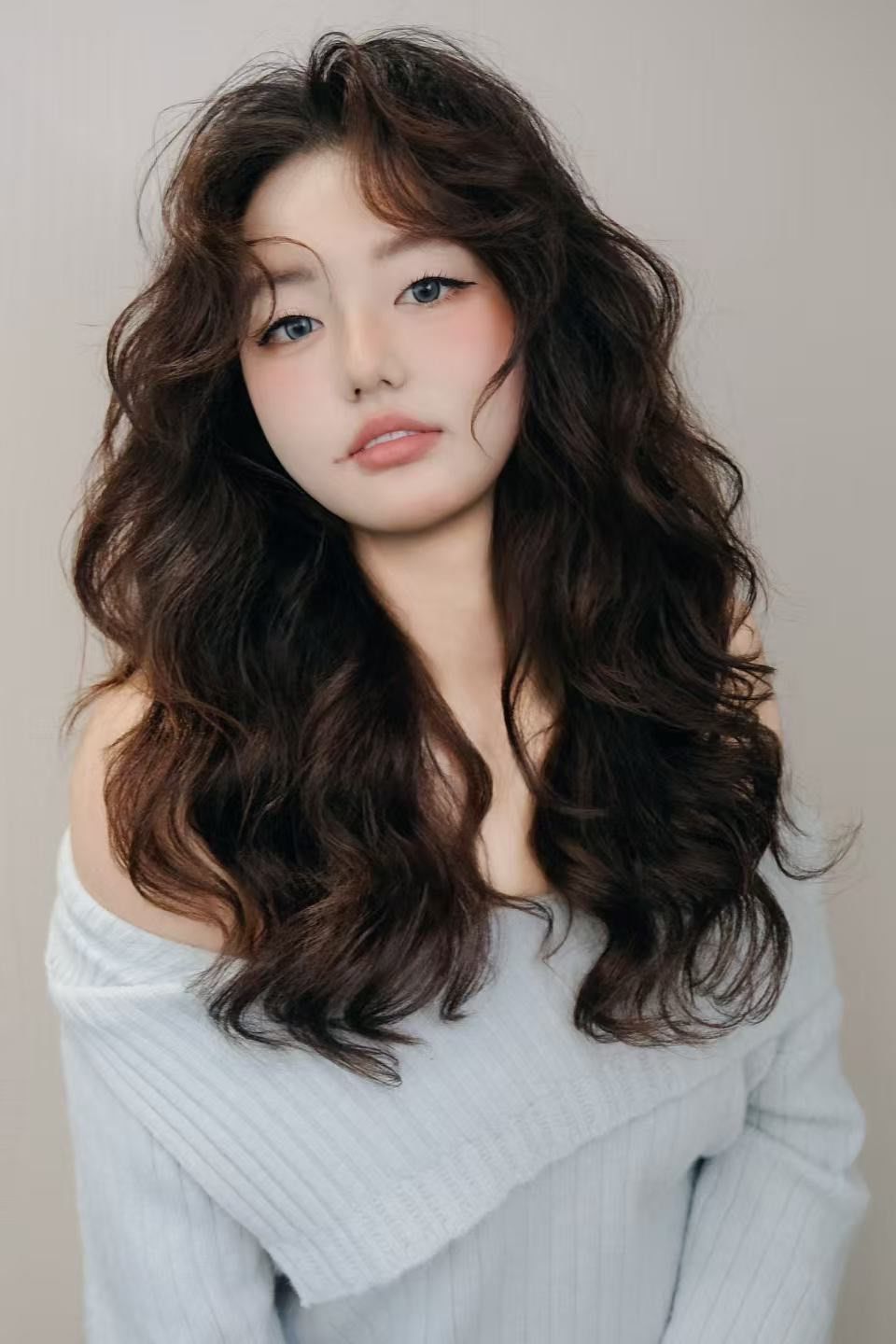 n复古千金感卷发
大波浪卷适合打造温柔气质
微卷中长发则更n
