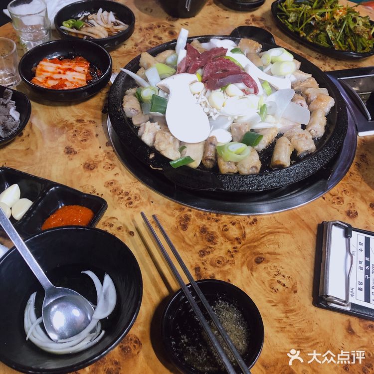 牛小肠和大肠都挺好吃的，还有解腻的汤，好好喝