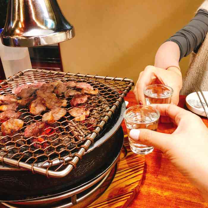 打分 我亲爱的回国有一晚我俩凑的小酒局,白酒配烤肉,也还挺搭