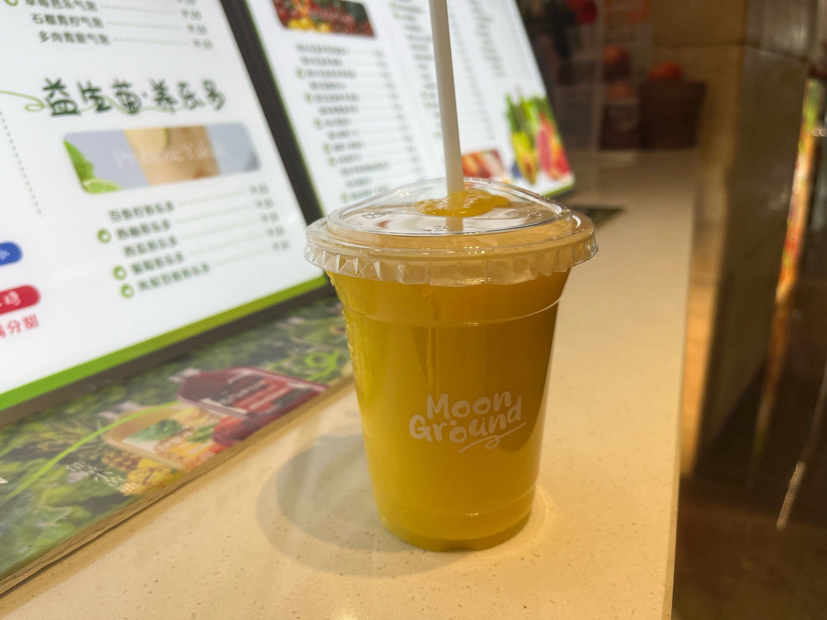 简单鲜榨芒果汁