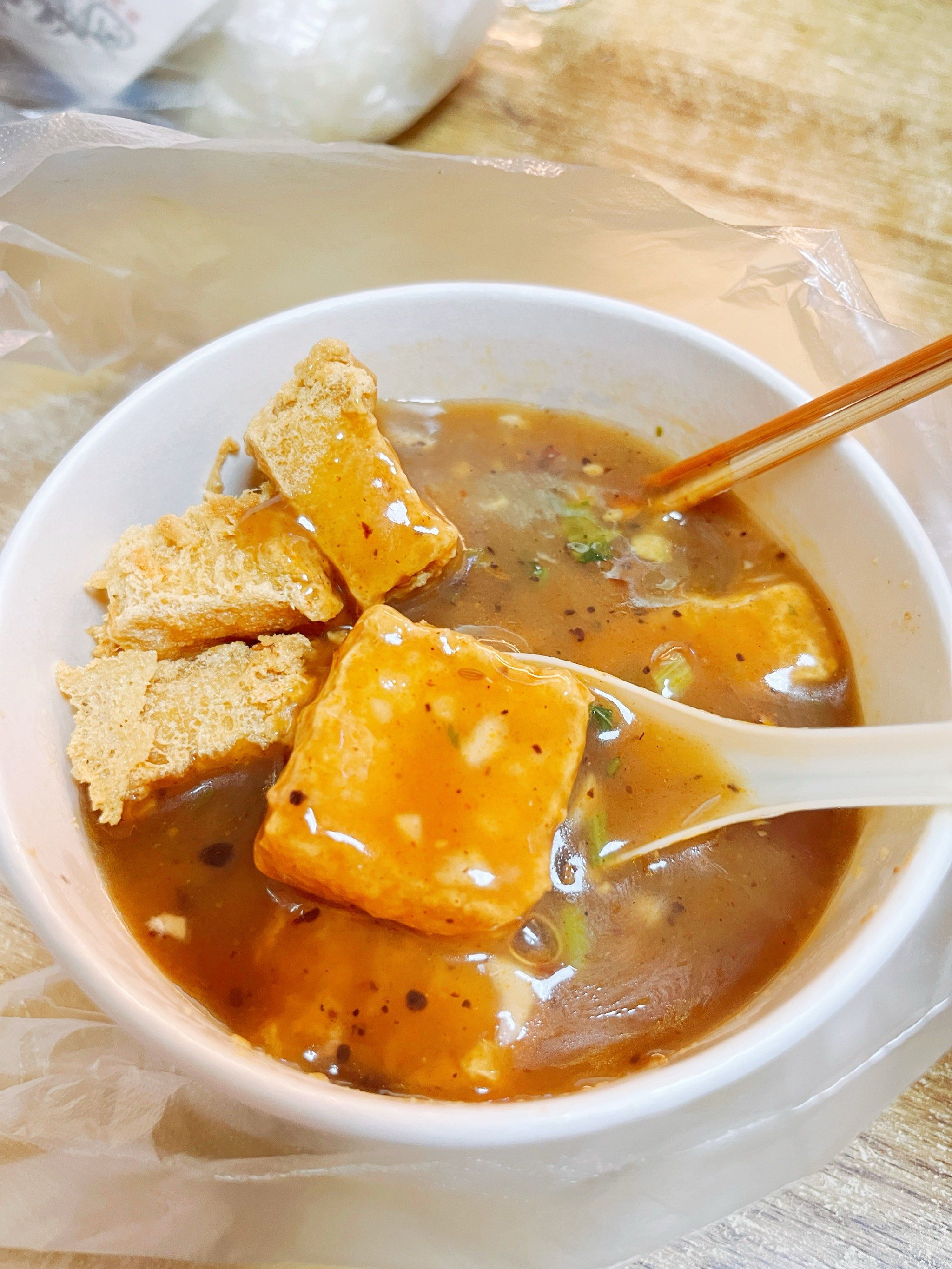 n
臭豆腐只能外带,豆腐和酱汁是分开装的,这点很好,可以保持