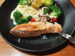 -Chom Cafe and Restaurant