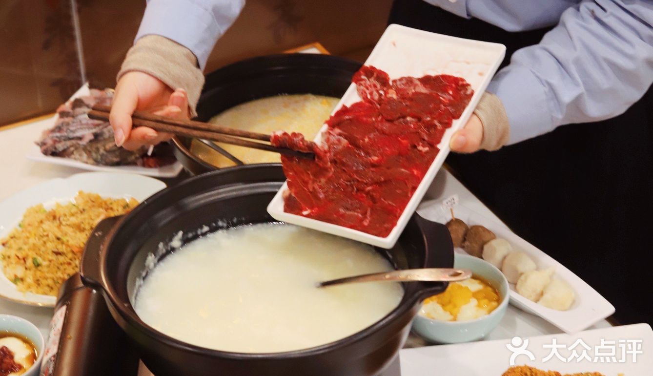 鲜奶麻糬泡在糖水中，香糯嫩滑，还可以拉出超长拉丝