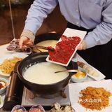 鲜奶麻糬泡在糖水中，香糯嫩滑，还可以拉出超长拉丝