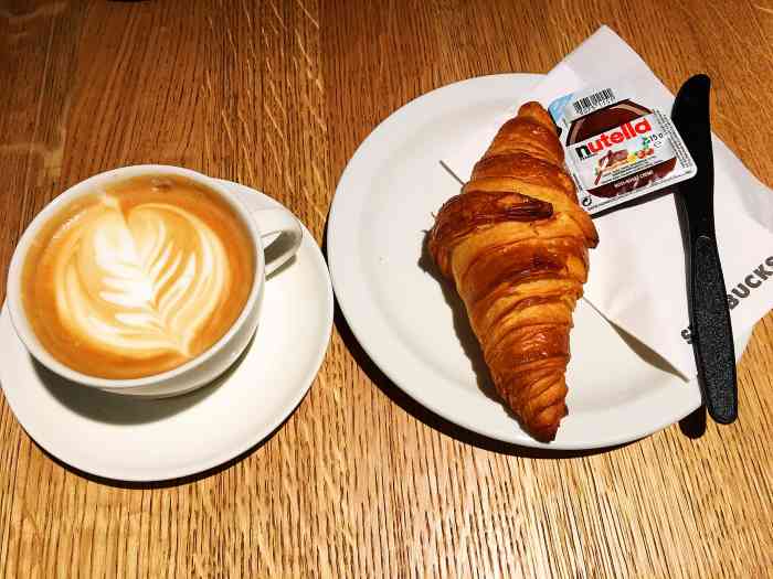 而且牛奶加热得不够,喝起来是暖的不是热的,不过这家星巴克买牛角包