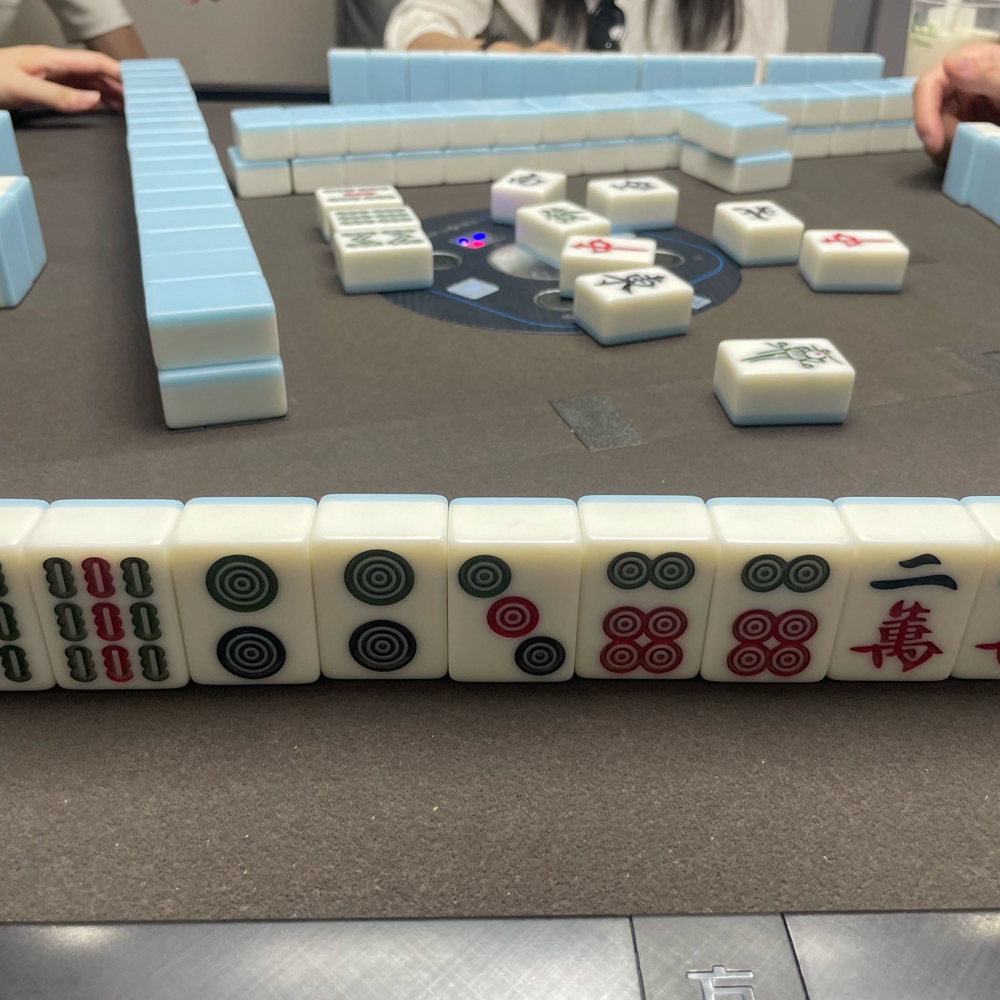 充电宝很方便,房间里没有怪味道,座椅很舒服,唯一的缺点就是麻将牌不