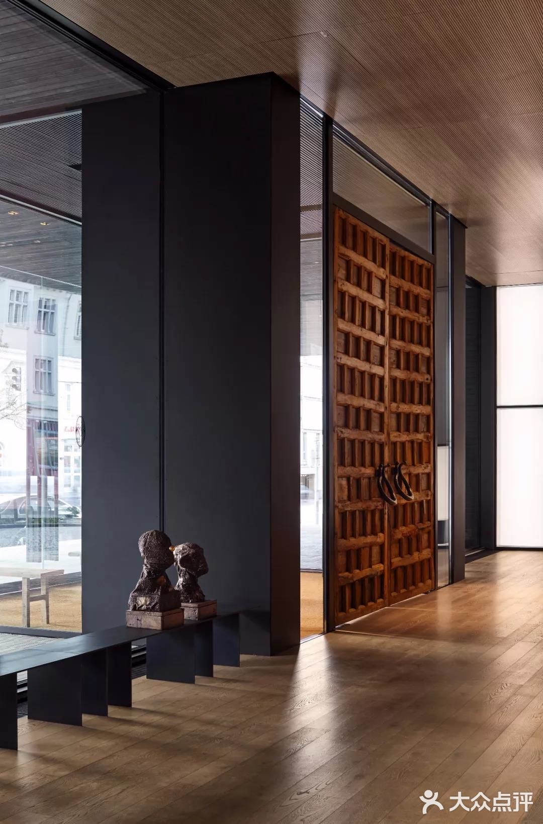 Roomers Hotel建筑外观采用简洁的黑白灰格调