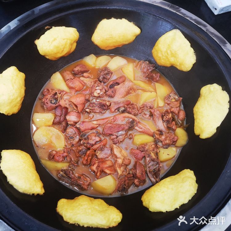 对铁锅炖大鹅一直都有想法，这次在一个冷风天来吃啦四个
