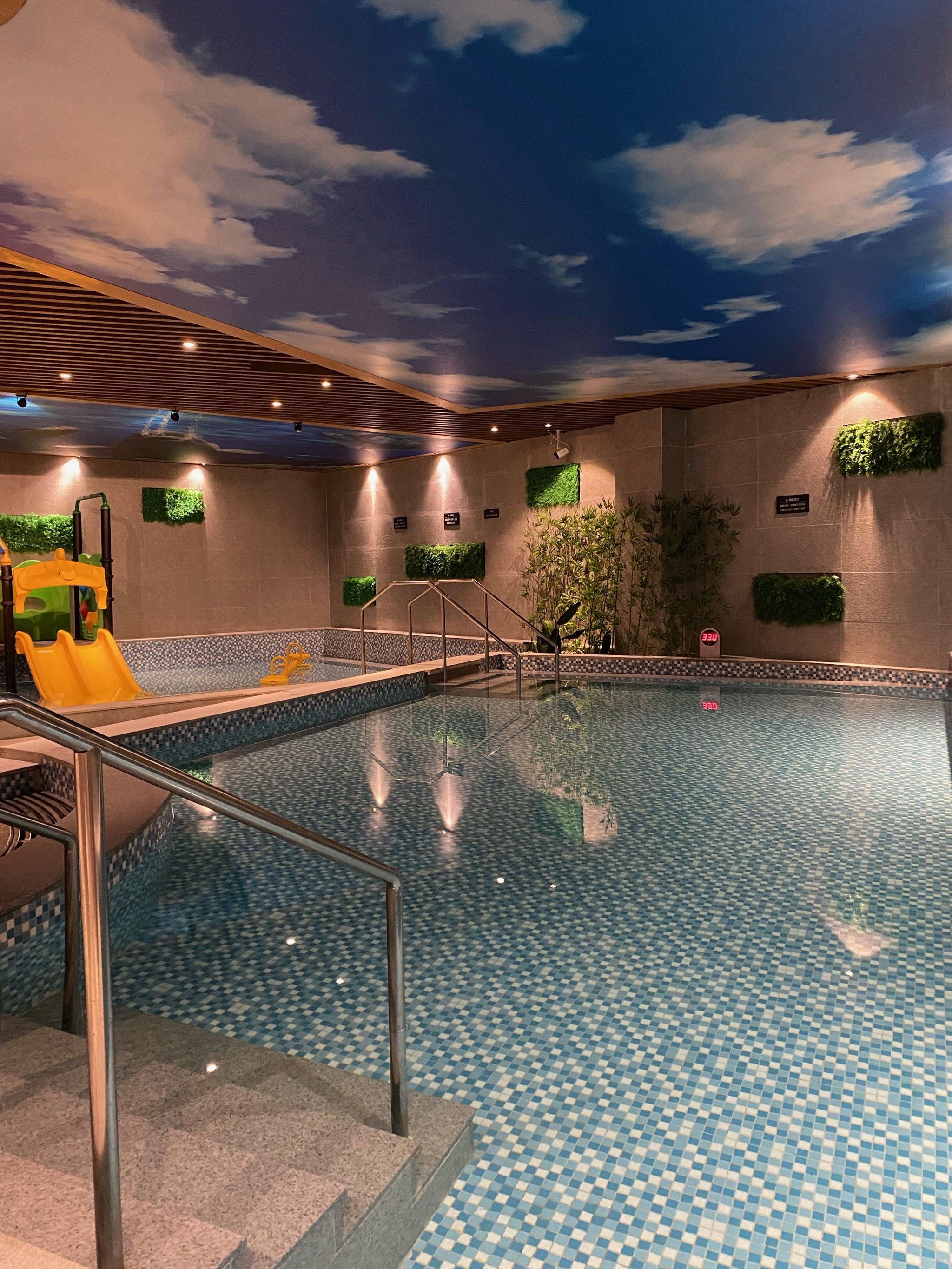 带游泳池的汗蒸洗浴