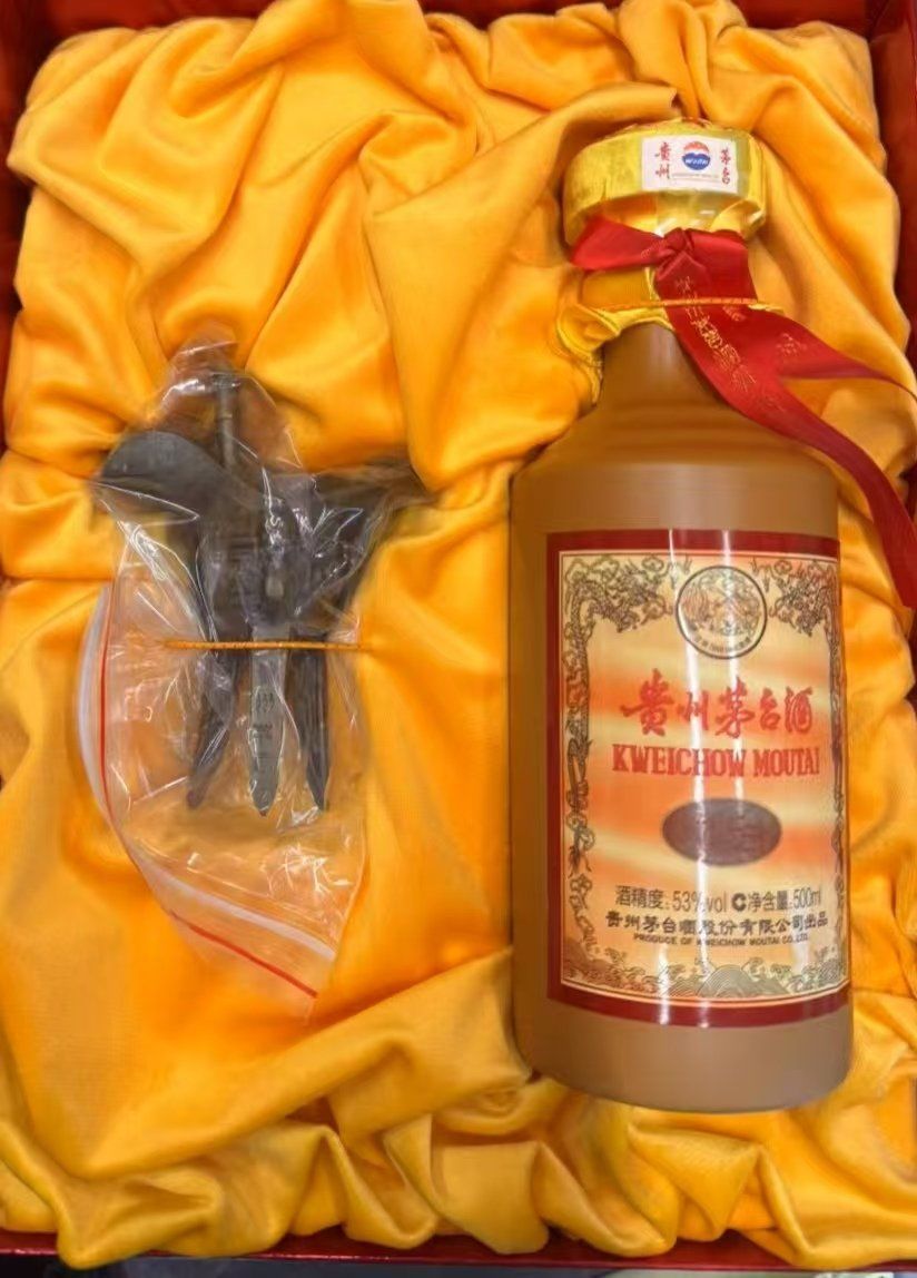 十五年陈酿属于初级,是由不低于十年以上的茅台酒精心勾兑而成的一款