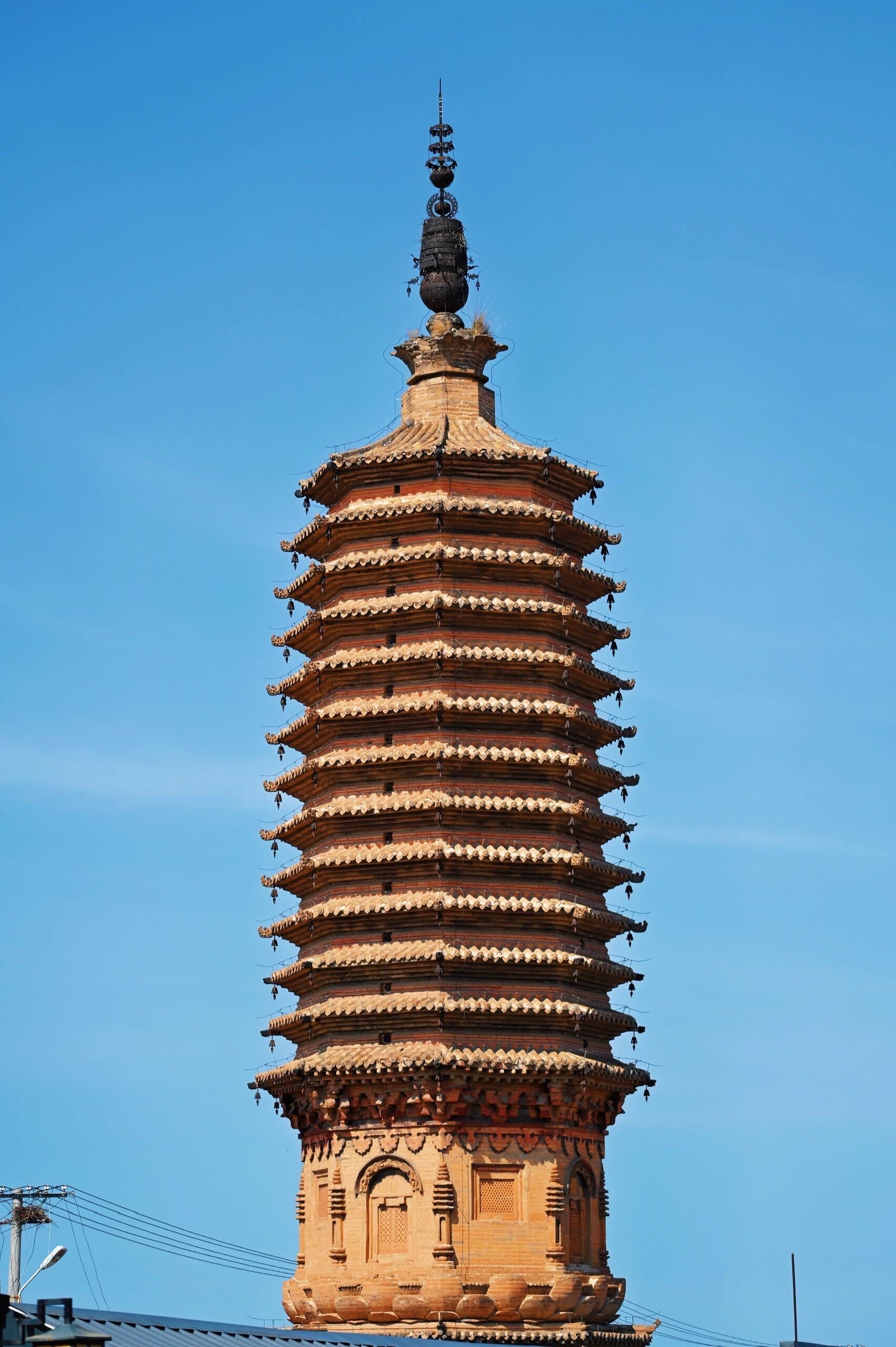 据《蔚州志》记载:有城已有塔,明洪武初年,指挥使周房拆建蔚州城时,因