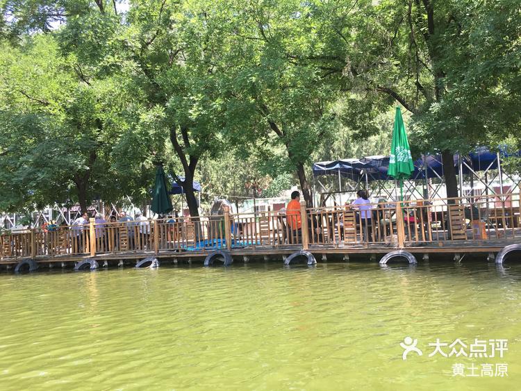 这是燕子湖水上乐园内的烧烤场所多美滋啊