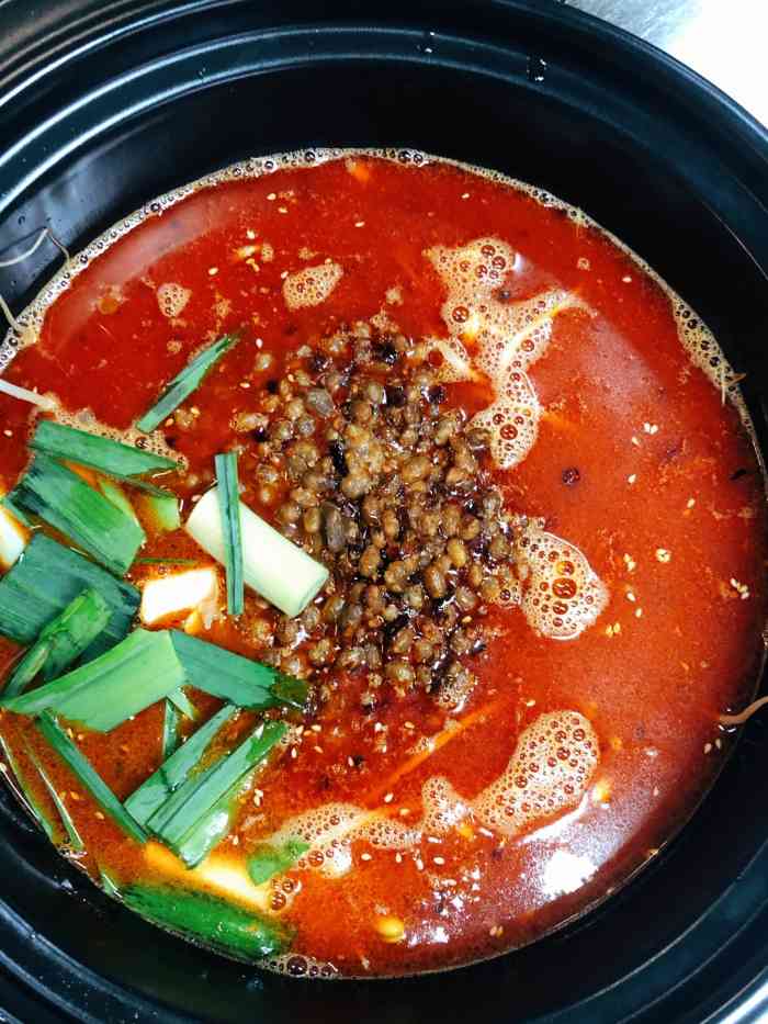 金小仔豆豉油渣火锅(黔灵东路店"在黔灵东路和友谊路交界口那里,开