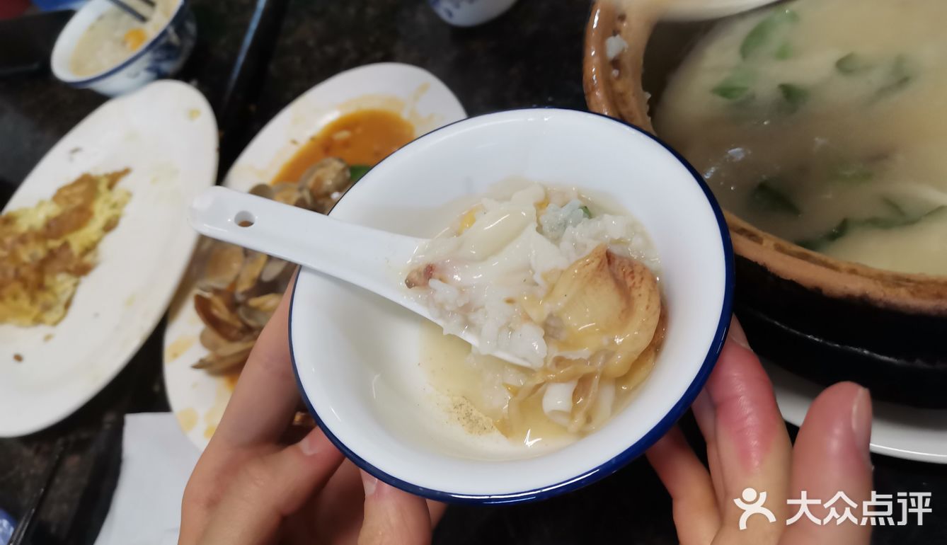 店里还有特制酱料蘸粥里的海鲜